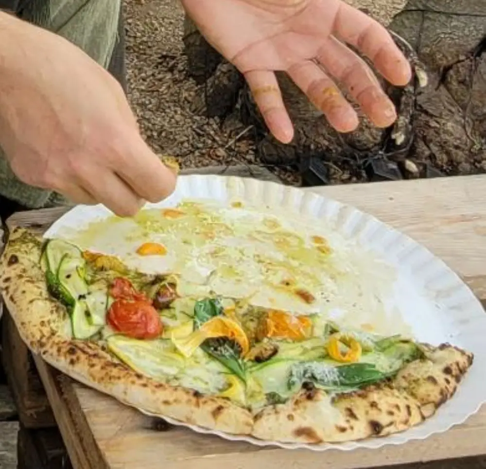 Pizzaæske åbnes på klipperne ved kysten