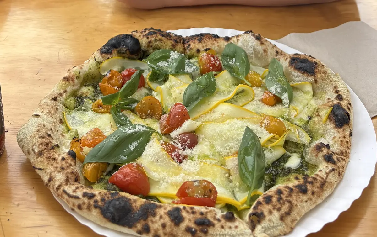 Pizza med æg, bagte tomater og grønt