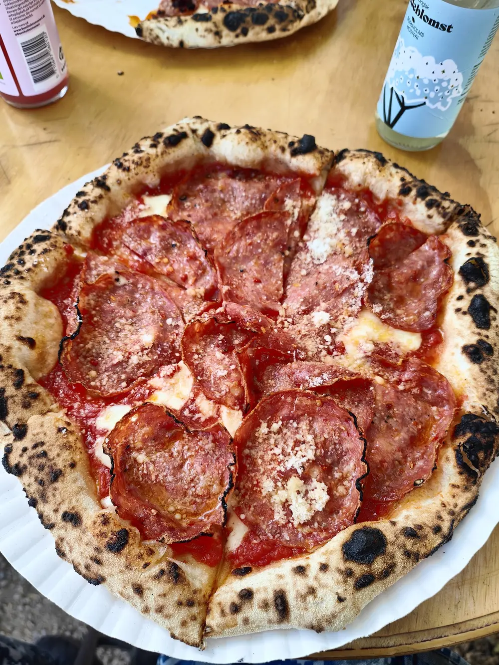 Pizza med salami, parmesan og blæret napolitansk skorpe
